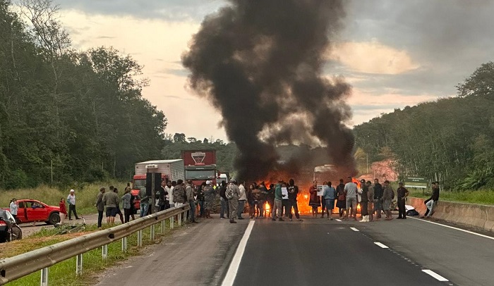 Manifestantes fecharam a BR-101, em Viana. Querem uma passarela