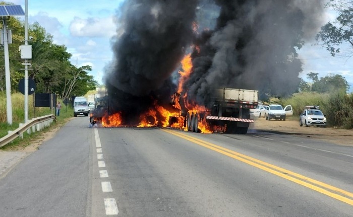 Colisão com incêndio na BR-101, em Linhares