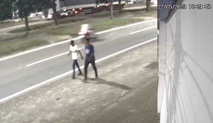 Dupla de assaltantes caminha antes de render vítimas em ponto de ônibus em Linhares