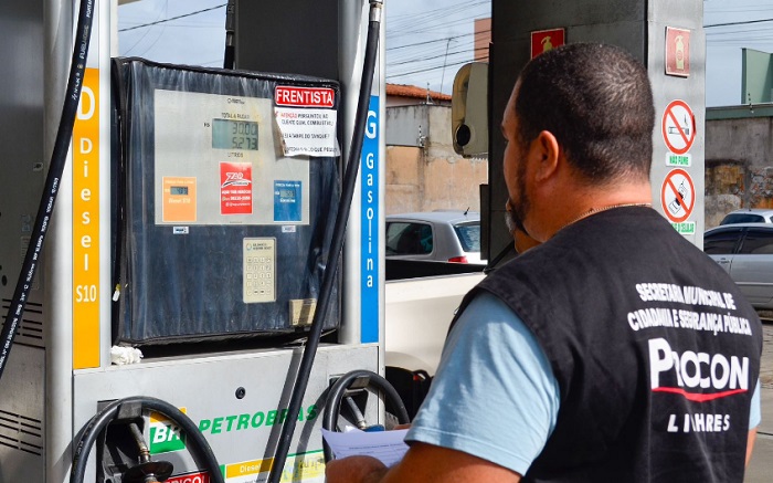 Procon de Linhares verifica se postos repassam variações de preço a consumidores