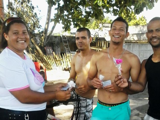 Evangelização diferente: grupo fala do amor de Deus e faz entrega de rosas no Canivete