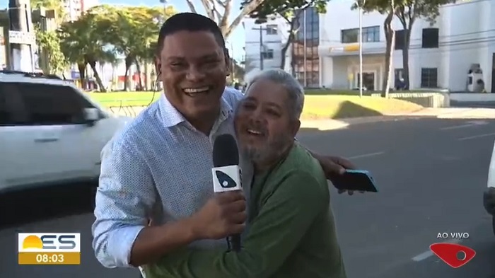 Jornalista é “agarrado” por telespectador, ao vivo, em Linhares