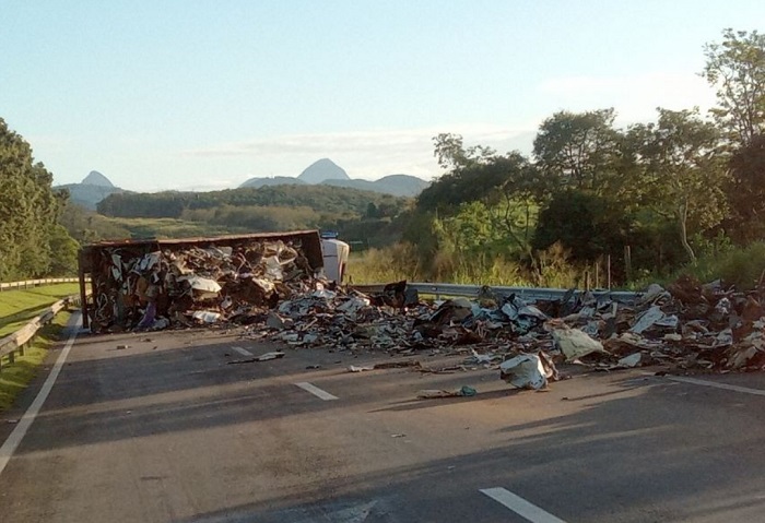 Carreta carregada de sucata tomba, e complica trânsito na BR-101, em Vila Velha