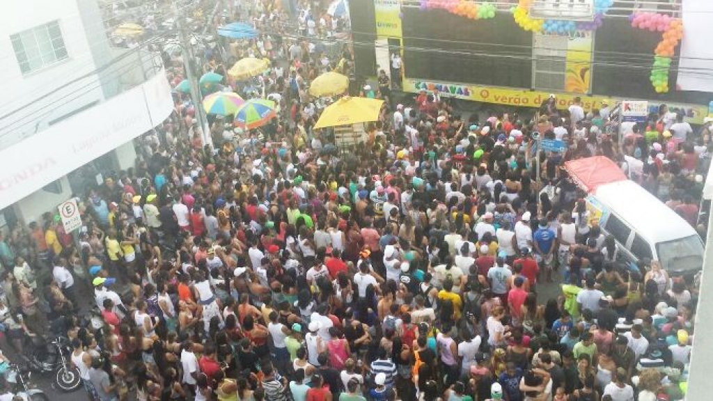 Manifesto: IV Parada Gay leva milhares ao Centro de Linhares