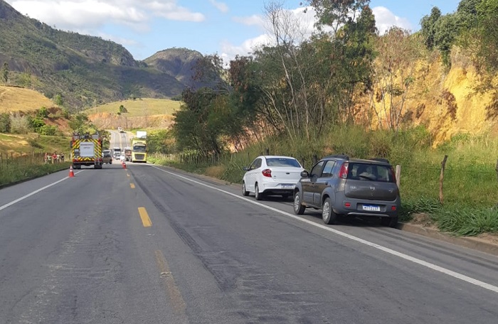 Colisão frontal com óbito e feridos na BR-259, em João Neiva