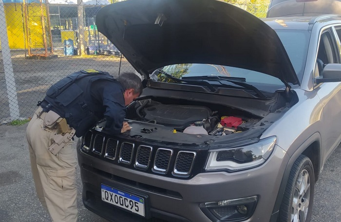 Jeep roubado no RJ é recuperado pela PRF em Itapemirim