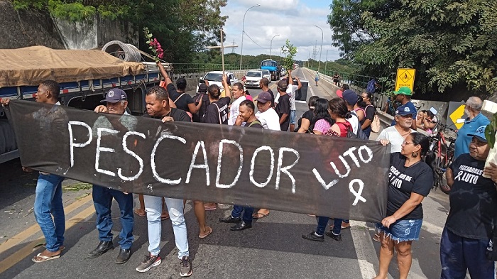 BR-101 liberada em Linhares, na Ponte Joaquim Calmon. Pescadores expõem 