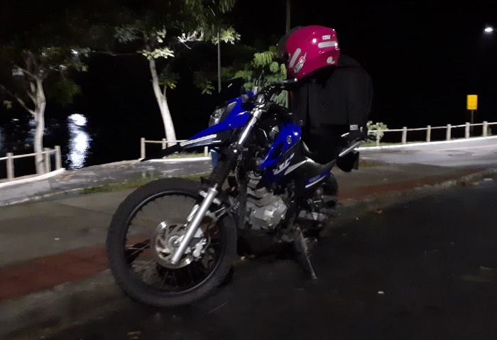 Roubo: Entregador de lanches se desespera ao ter moto tomada por bandidos em Linhares
