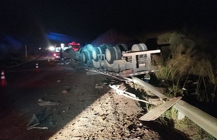 BR-259: Mulher morre e motorista fica gravemente ferido em tombamento de carreta