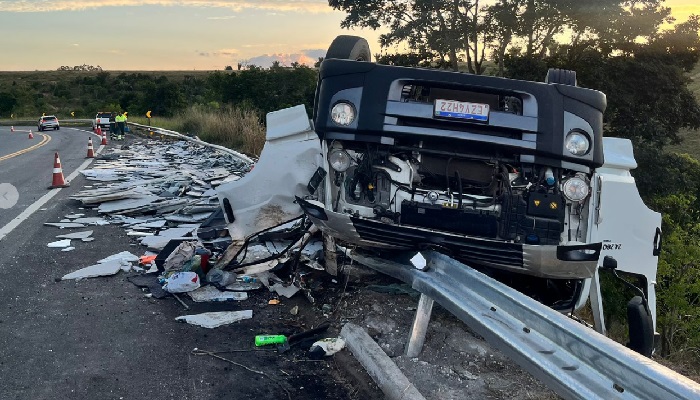 Motorista morre em tombamento de caminhão na BR-101, em Pedro Canário. Pai seguia à frente