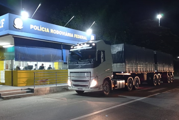 Carreta flagrada com mais de 38 toneladas em excesso de peso na carga na BR-101