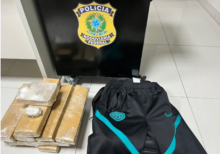Passageiro de ônibus flagrado com 10 kg de maconha e 1kg de crack na BR 262, em Brejetuba