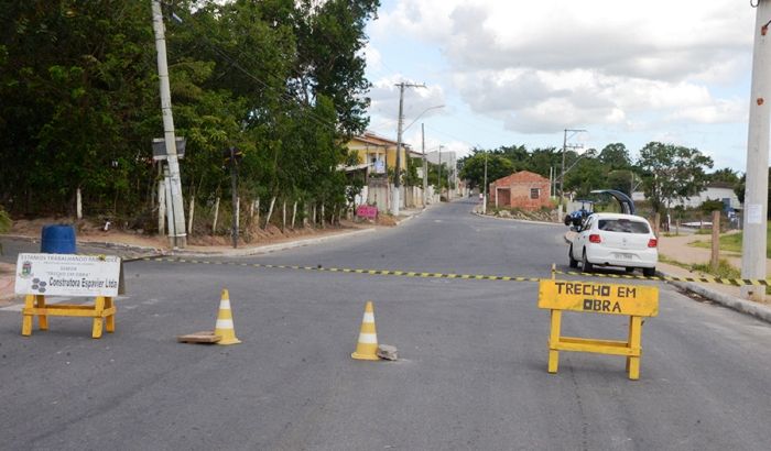 Construção de nova rede de drenagem interdita rua no bairro Palmital