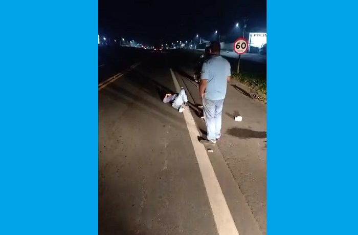 Motociclista cai no asfalto em acidente “no trecho escuro” da BR-101, em Linhares