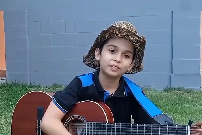 Garotinho canta e faz violão “falar”, está na programação de festança em Barra Seca