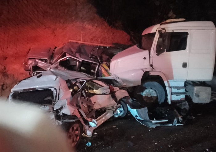 Acidente com feridos na BR-101: envolveu 2 carros de passeio, carreta e barranco