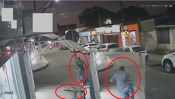 Ladrão “troca” bike, e em clima de grande movimento numa rua de Linhares