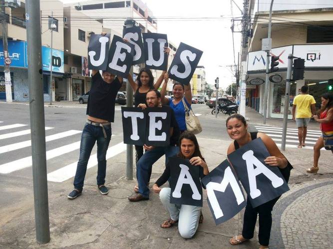 Abordagem silenciosa: jovens levam mensagem de amor em Linhares