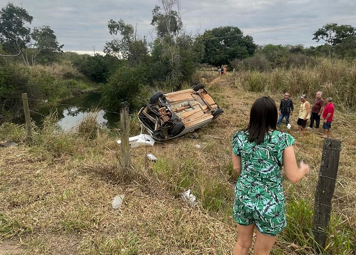 Estou bem, e estava em evento oficial, diz vereador após carro capotar em Linhares