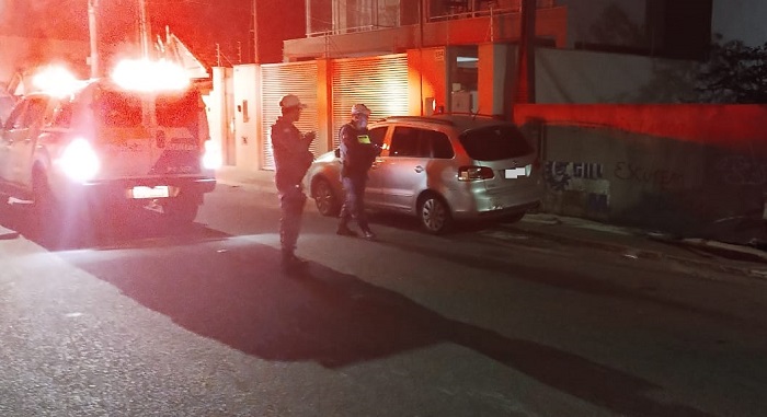 Carro “detona” muro de casa no Araçá. “Quero que arquem com prejuízo”, disse moradora