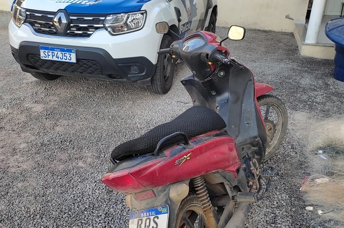 Homem flagrado empurrando moto acaba abordado e conduzido para a delegacia, em Linhares