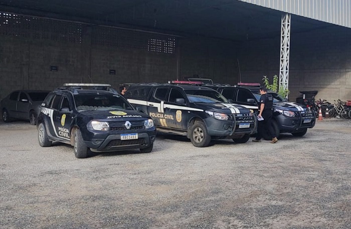 Arma de fabricação argentina e drogas apreendidas no Aviso, Linhares