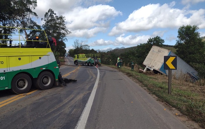 BR-101 interditada para retirada de carreta, em Fundão,
