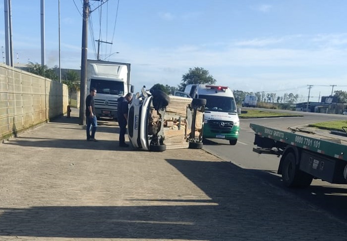 BR-101: Carro capota em acidente que envolveu também um caminhão, Linhares