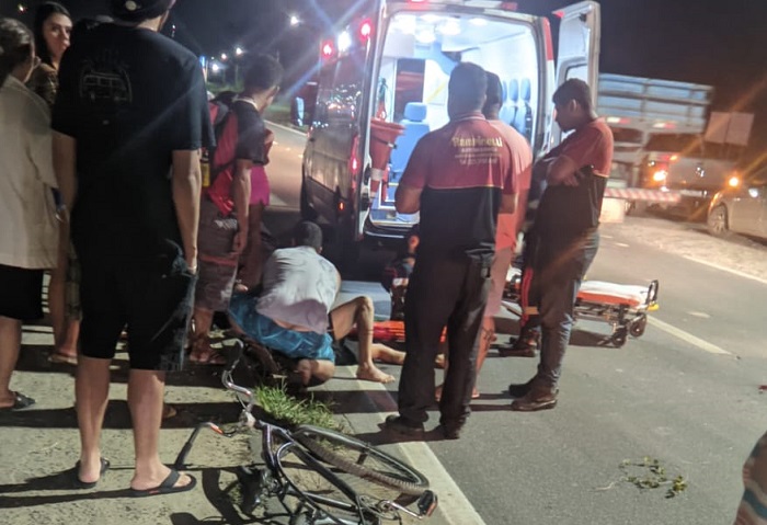 Ciclista sai gravemente ferido de acidente com moto na BR-101, Linhares
