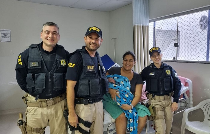 PRF socorre gestante, e Dibai e equipe fazem parto dentro do carro em Linhares