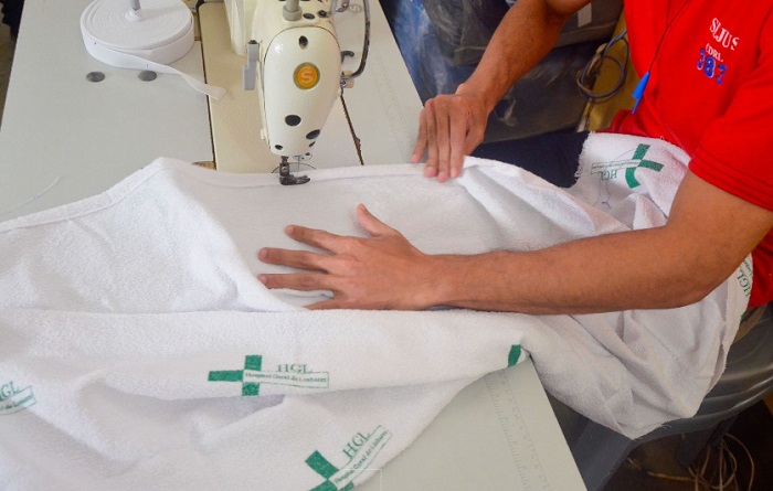 Internos de Linhares confeccionam roupas de cama e banho para HGL