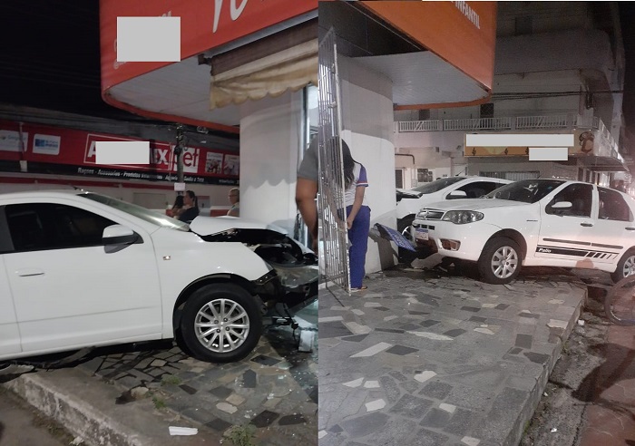 Carros vão parar na calçada durante acidente no Interlagos, maior bairro de Linhares