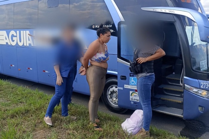 Mulher é presa com 1,1 kg de cocaína pura, dentro de ônibus, em Sooretama
