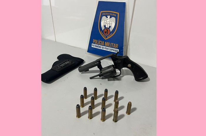 Mulher é flagrada com arma e munições em carro de aplicativo, em Linhares