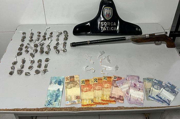 Droga na lixeira e em lote baldio no Planalto. Outra apreensão da Força Tática em Linhares