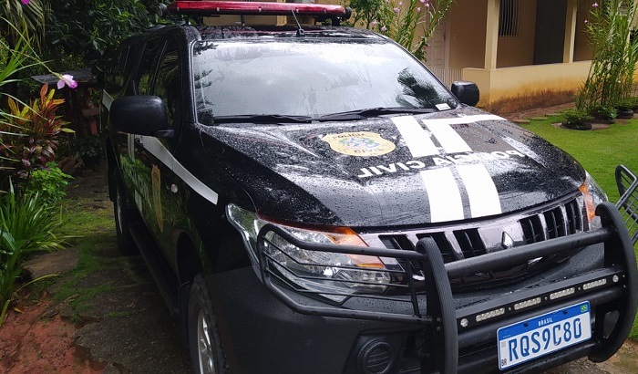 Mais de R$ 50 mil apreendidos, arma na lixeira, munições sob colchão, e dois homens presos em Rio Bananal