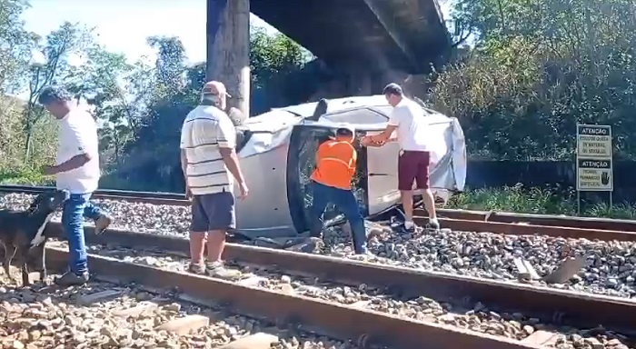 BR-259: Carro cai sobre linha de trem, e duas pessoas são socorridas em estado grave