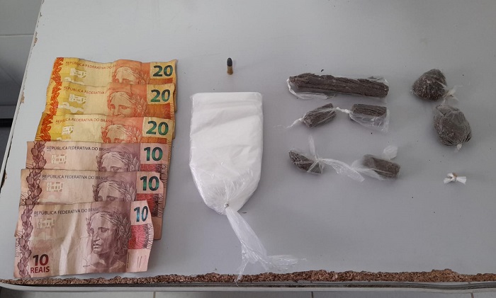 Beco dos Primos: PMs flagram venda de drogas em plena luz do dia, no Interlagos