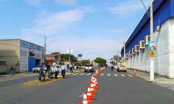 Blitz no Shell: mais de 100 veículos abordados e dezenas de multas aplicadas