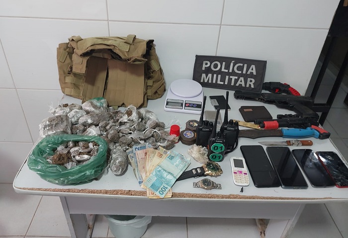 Mais de 1kg de maconha, colete balístico e outros materiais apreendidos pela PM em Linhares