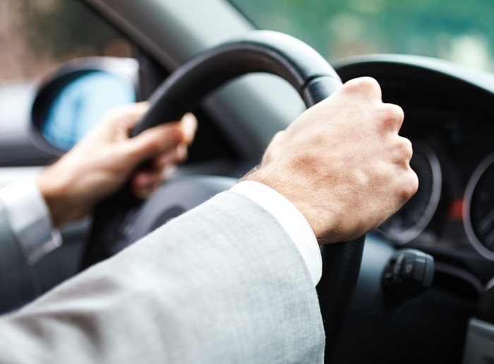 Juiz aplica multa de R$ 1 bilhão e manda Uber contratar motoristas