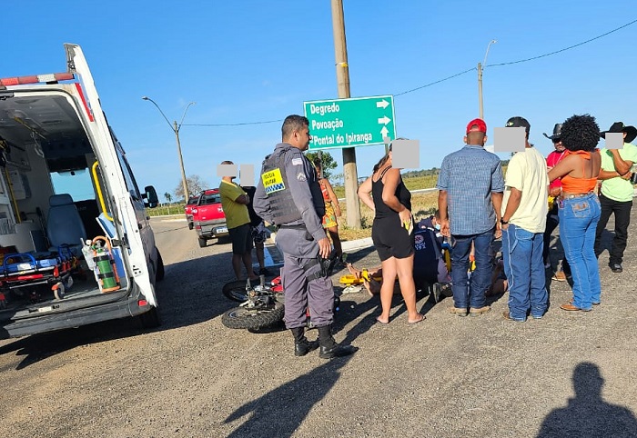 Acidente na Estrada do Pontal. Moto e vítimas caídas aparecem na cena