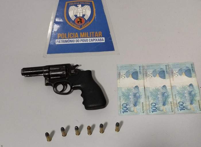 Fugitivo quebra celular antes de abordagem em Linhares. Ele estava num carro de aplicativo