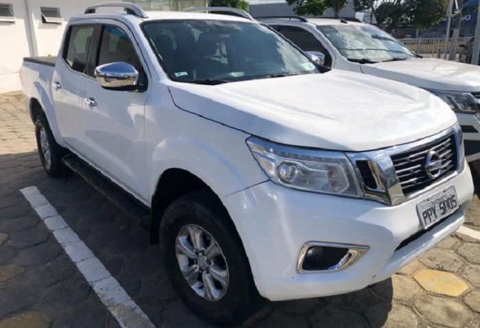 Nissan Frontier é furtada no Centro de Linhares. 181 se pode ajudar