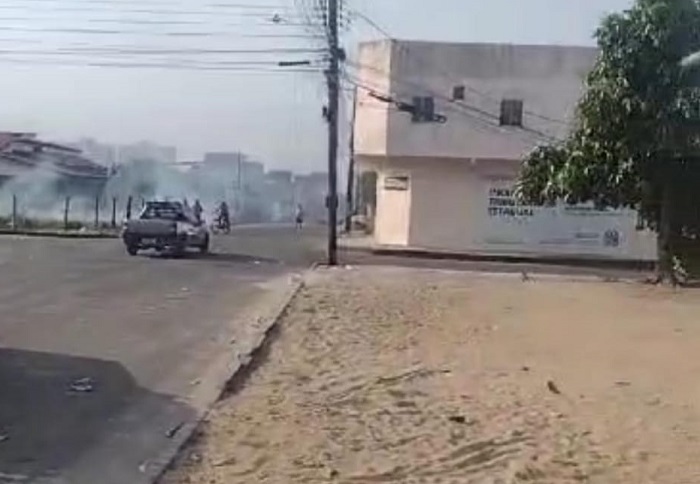 Ventania no Movelar: Galhos de árvores caem sobre rede elétrica em Linhares