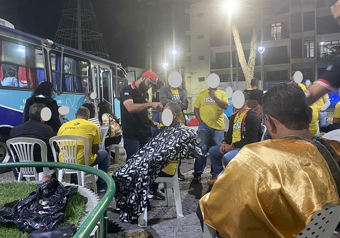 Kauan: Barbeiro “transfere” salão para praça, e atende pessoas carentes em Linhares