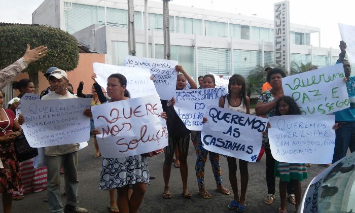 Queremos casinhas: grupo faz protesto em frente à PML