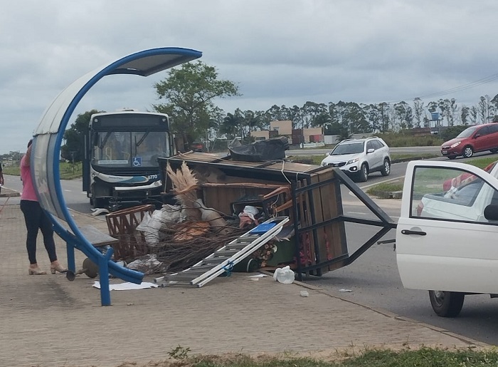 Reboque tomba bem em frente a ponto de ônibus em acidente na BR-101, Linhares