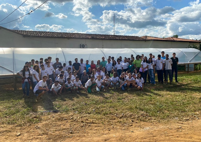 Prefeitura de Linhares entrega terreiro suspenso para Associação Escola Família Agrícola de Marilândia