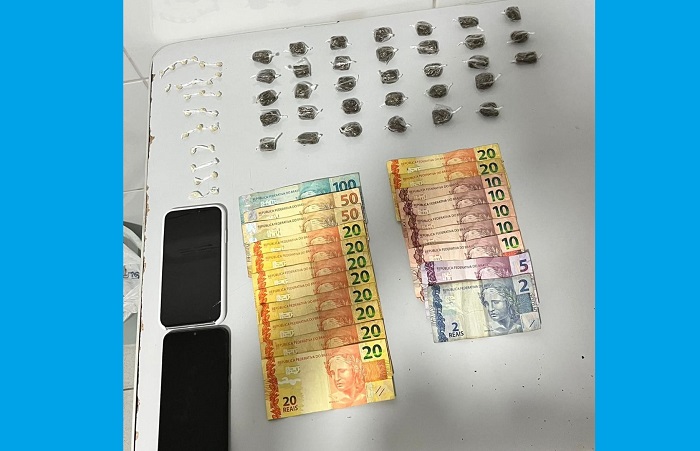 G.A. chega chegando, apreende drogas e leva dois jovens para a delegacia de Linhares